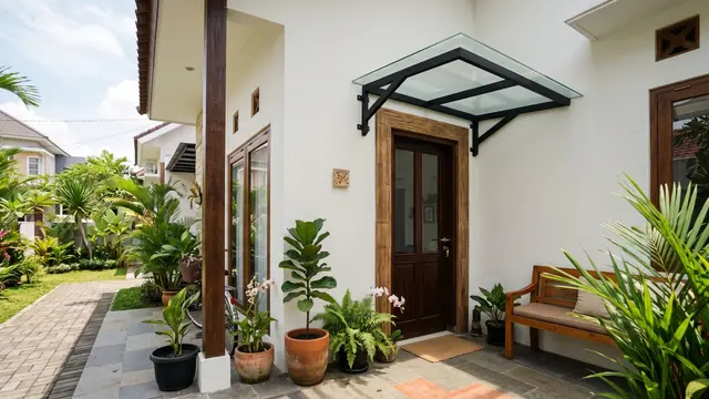Model Kanopi Kecil di Atas Pintu Rumah