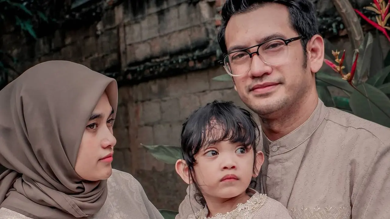 Aktor Teuku Mirza bersama istri dan anak pertamanya (https://www.instagram.com/p/COzSKYljp6M/)