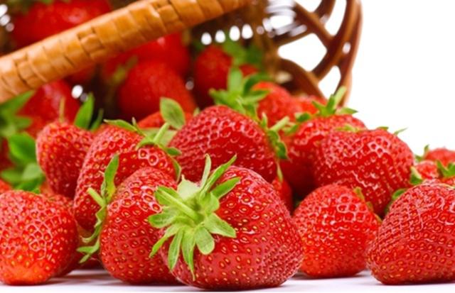 Buah strawberry bisa mengatasi masalah mata bengkak | Photo: Copyright Thinkstockphotos.com