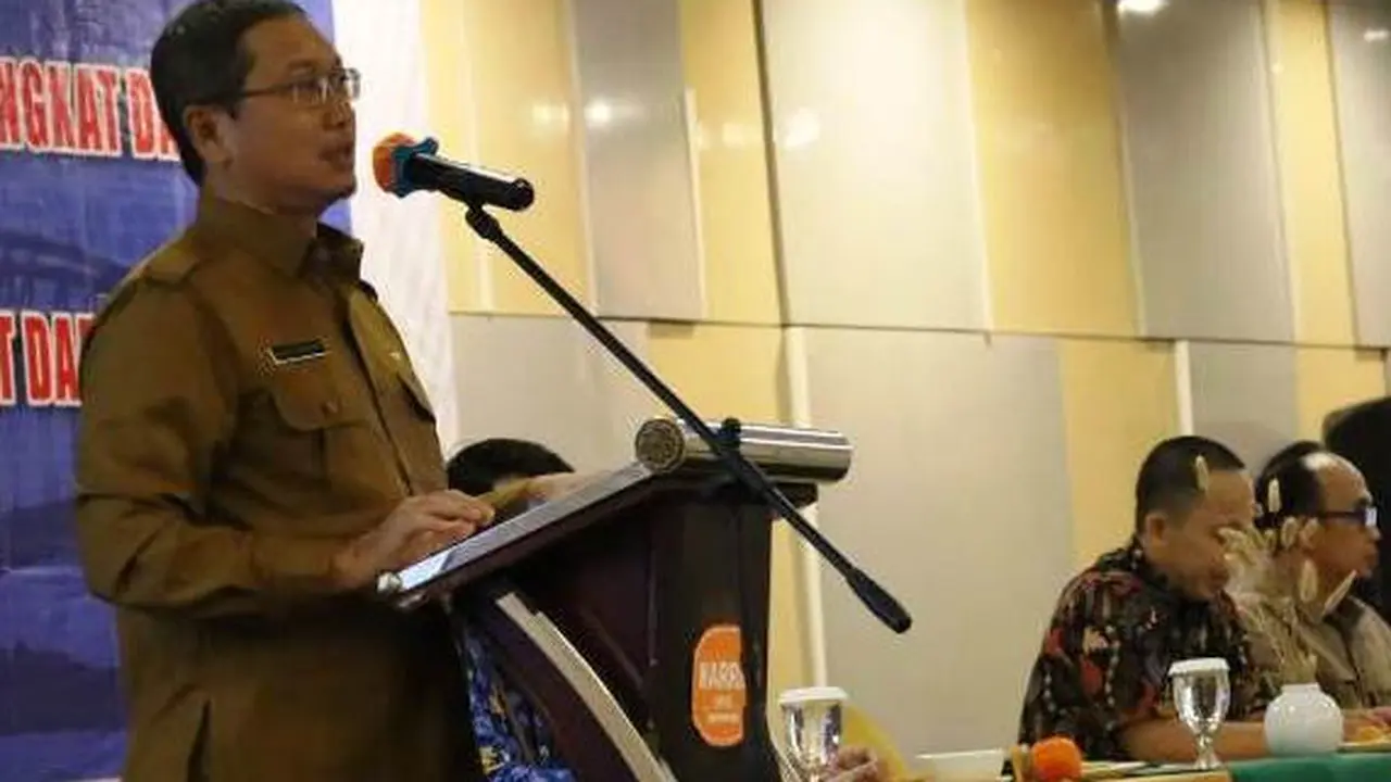 Plt Asisten III Setkab Kukar, Dafip Haryanto saat membuka Sosialisasi E-Walidata OPD dan Desk Verifikasi Daftar Data Perangkat Daerah.