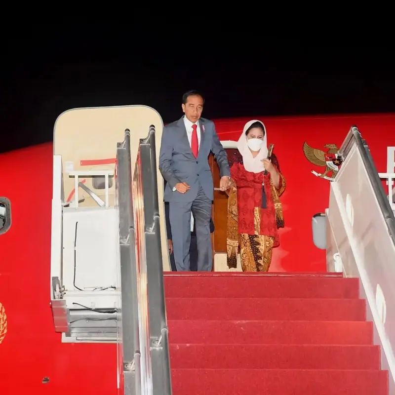 Ibu Negara Iriana Jokowi dan Presiden Jokowi di tangga pesawat. (Foto: Dok. Instagram terverifikasi @jokowi)