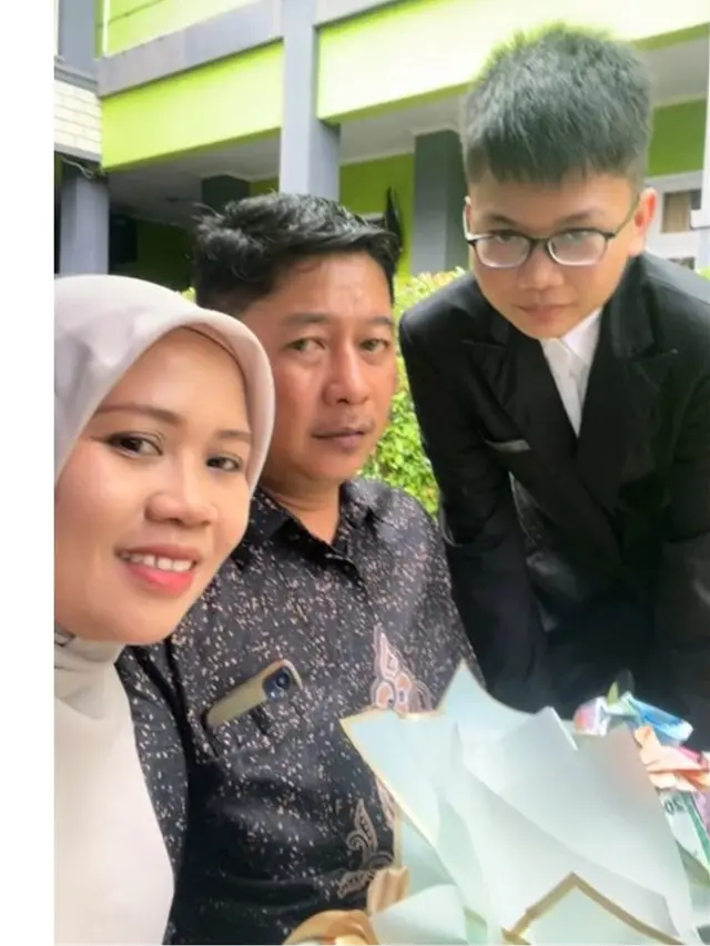 Jarang Tersorot, 6 Potret Suami Sus Rini Hadiri Kelulusan Anak Ini Curi Perhatian