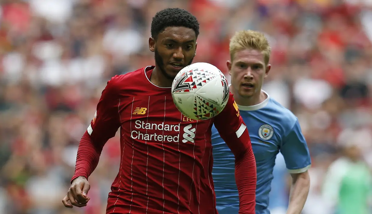 Bek Liverpool, Joe Gomez, berebut bola dengan gelandang Manchester City, Kevin De Bruyne, pada laga Community Shield di Stadion Wembley, London, Minggu (4/8). City menang 1-1 (5-4) atas Liverpool. (AFP/Ian Kington)