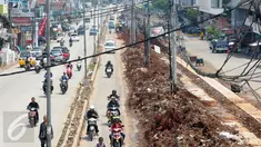 Sejumlah kendaraan melintas di Jalan Raya Siliwangi Pamulang, Kota Tangerang Selatan (Tangsel),Banten, Kamis (12/5). Kondisi jalan tersebut seringkali menimbulkan kemacetan dan menjadikan lokasi tersebut rawan kecelakaan. (Liputan6.com/Helmi Afandi)