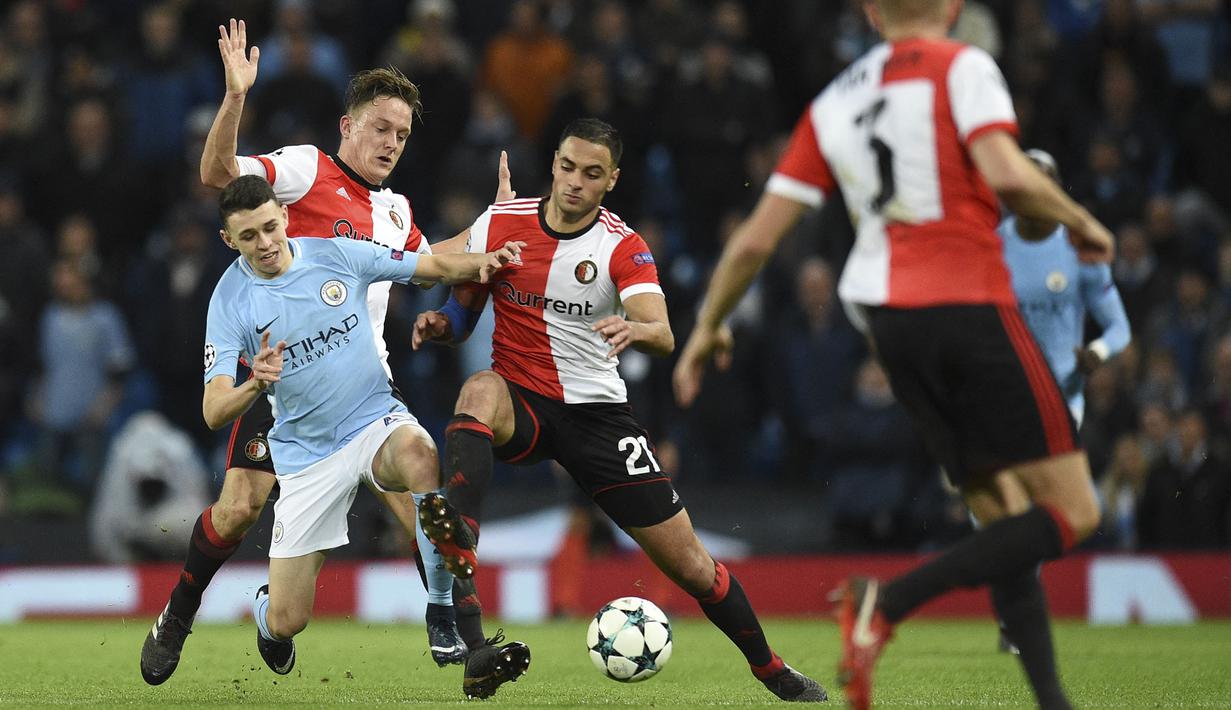 Phil Foden yang hingga saat ini masih berseragam Manchester City dan tengah menjalani musim ke-7 bersama Manchester Biru menjadi pemain termuda yang melakukan debut bersama The Citizens di ajang Liga Champions. Memasuki usia 17 tahun, 5 bulan dan 24 hari ia melakoni debut di Liga Champions saat menghadapi tim tamu Feyenoord Rotterdam pada matchday ke-5 Grup F (21/11/2017). Tampil pada 15 menit terakhir menggantikan Yaya Toure, ia ikut membawa Man City menang 1-0 atas Feyenoord. (AFP/Oli Scarff)