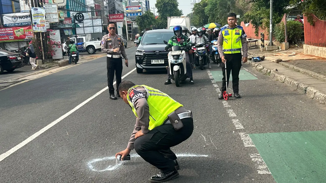 Pemotor Saling Bersenggolan Satu Orang Tewas Terlindas Truk