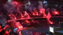 Sesaat setelah wasit meniup peluit tanda pertandingan berakhir imbang 1-1 di Udinese, ratusan orang berkumpul di alun-alun kota dan menyanyi gembira. (Alessandro Garofalo/LaPresse via AP)