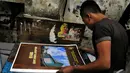 Seorang pekerja melakukan pengecekan hasil cetak di tempat percetakan, Senen, Jakarta, Senin (1/12/2014). (Liputan6.com/Johan Tallo)