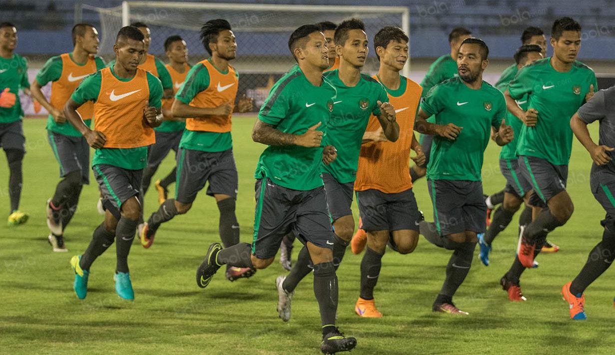Para pemain timnas Indonesia melakukan latihan ringan jelang laga persahabatan melawan Malaysia di Stadion Manahan, Solo, Jawa Tengah, Senin (5/9/2016). (Bola.com/Vitalis Yogi Trisna)