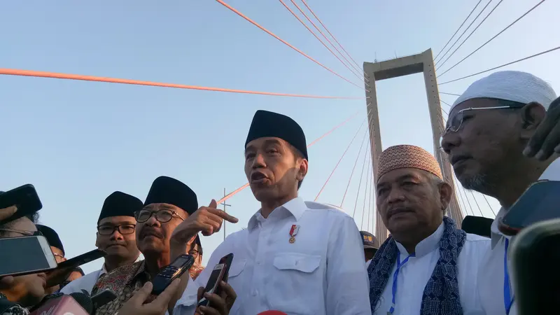 Presiden Joko Widodo (Jokowi) meresmikan pembebasan tarif Jembatan Tol Suramadu, yang menghubungkan wilayah Surabaya dan Madura, Sabtu (27/10/2018). (Titin/Merdeka.com)