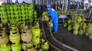 Pekerja melakukan sejumlah tahap pengisian LPG pada tabung 3 Kg di SPBE (Stasiun Pengisian Bahan Bakar Elpiji), Srengseng, Jakarta, Jumat (3/5/2019). PT Pertamina (Persero) menjamin ketersediaan LPG di bulan Ramadan dan tidak ada kenaikan harga. (Liputan6.com/Angga Yuniar)