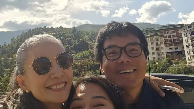 Dian Sastrowardoyo Liburan Bareng ke Bhutan. [@therealdisastr]