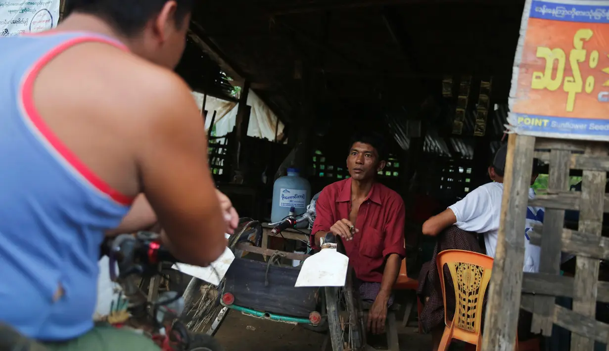 Sejumlah tentara yang kehilangan kakinya setelah menginjak ranjau saat bertugas melawan kelompok etnis bersenjata, tengah berbincang di atas sepeda yang sudah dimodifikasi di Yangon, Myanmar, 3 Juni 2016. (REUTERS/Soe Zeya Tun)