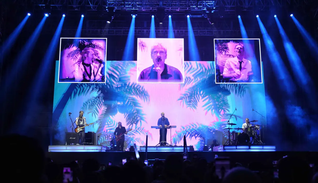 Melalui deretan lagu yang populer pada masanya, konser ini menjadi momentum bernostalgia bagi para penikmat musik yang tumbuh bersama karya-karya tersebut. Tampak dalam foto, penampilan grup band asal Denmark, Michael Learns to Rock di konser 90's Intimate 2nd Edition di Istora Senayan, Jakarta, Sabtu (7/2/2026). (Fimela.com/Adrian Putra)
