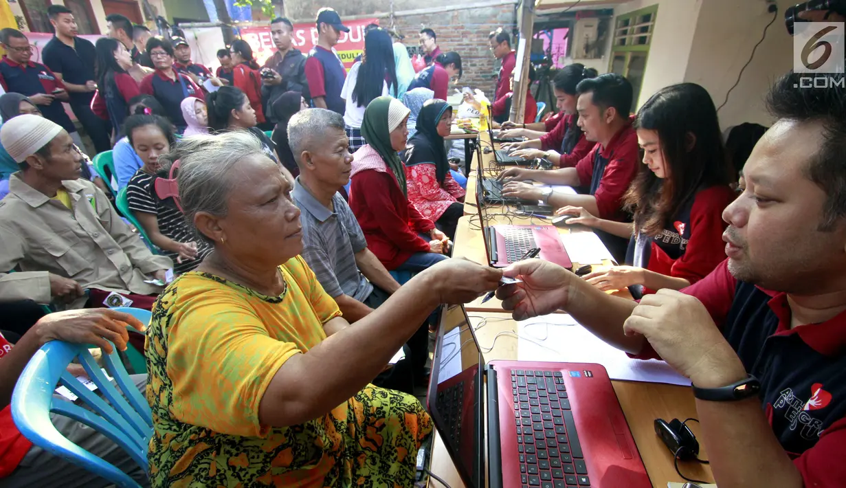 Warga registrasi untuk mendapatkan paket sembako di Rawa Badak Selatan, Jakarta Utara, Kamis (13/6). Paket sembako dibagikan bagi masyarakat kurang mampu di hari terakhir bulan Ramadan. (Liputan6.com/HO/Rizki)