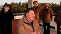 Dalam sebuah video yang dirilis oleh KCNA, putri Kim Jong Un, Kim Ju Ae (kiri) terlihat mengenakan jaket berkerudung keluaran rumah mode Christian Dior. (Dok. KCNA/KOREA HERALD/ASIA NEWS NETWORK)