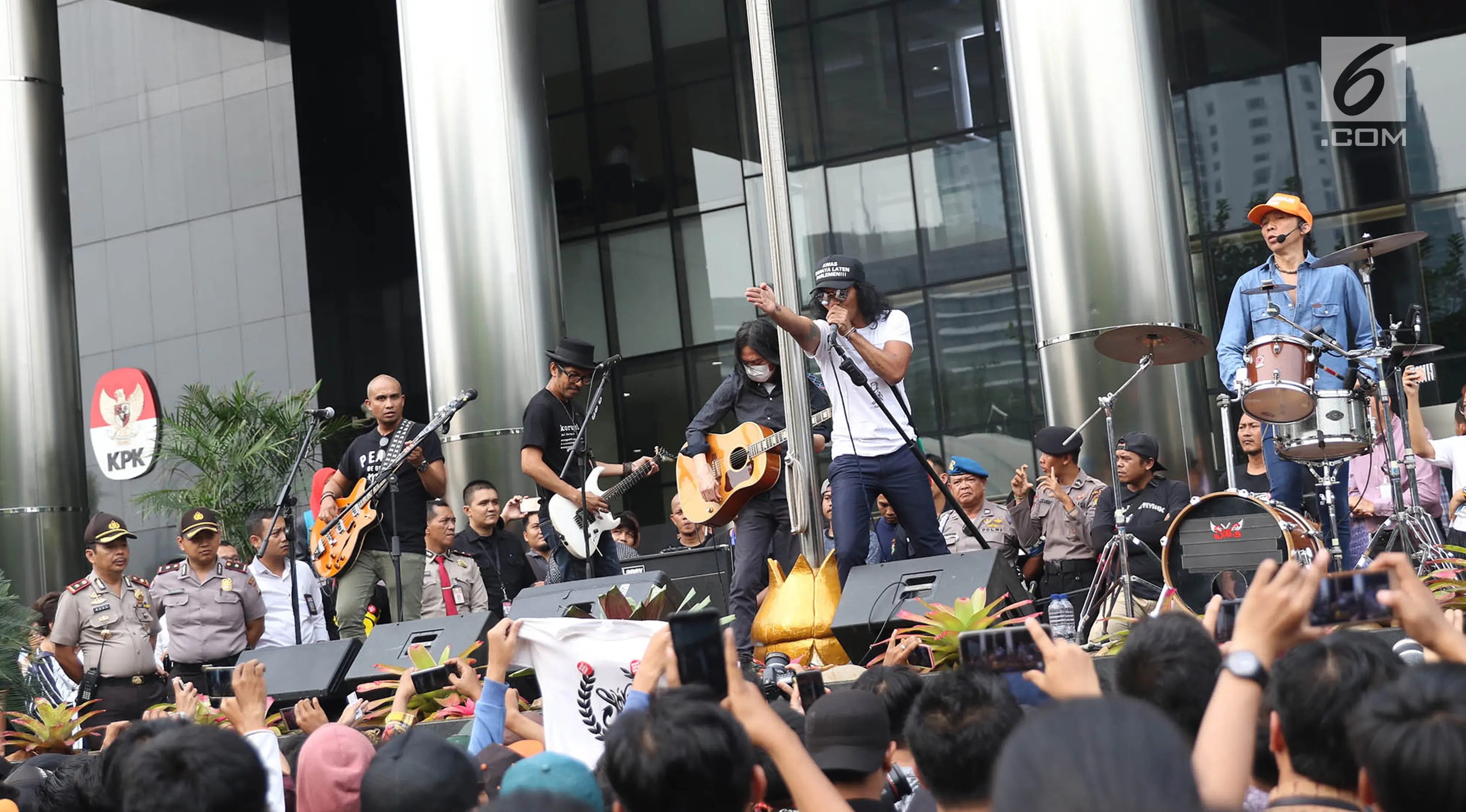 Grup musik Slank tampil dalam Aksi Simpatik Jurus Tandur Dukung KPK, Jakarta, Kamis (13/7). Acara diadakan sebagai bentuk dukungan terhadap KPK serta penolakan hak angket yang dilakukan DPR kepada lembaga antikorupsi itu. (/Immanuel Antonius)