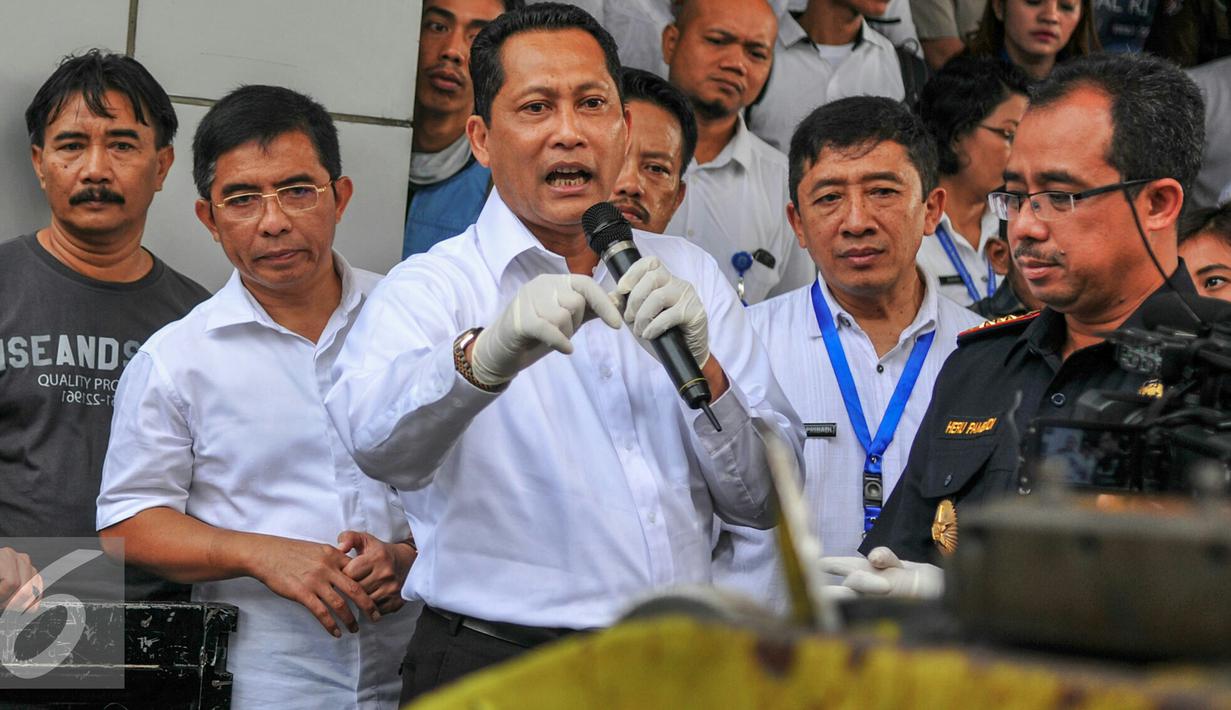 Kepala BNN, Budi Waseso memberikan keterangan saat rilis pengrebekan gudang narkoba jaringan lapas di Jakarta, Rabu (15/6). Bersama Bea Cukai, BNN berhasil mengamankan barang bukti 40kg sabu kristal dari dalam 9 pipa besi. (Liputan6.com/Yoppy Renato)