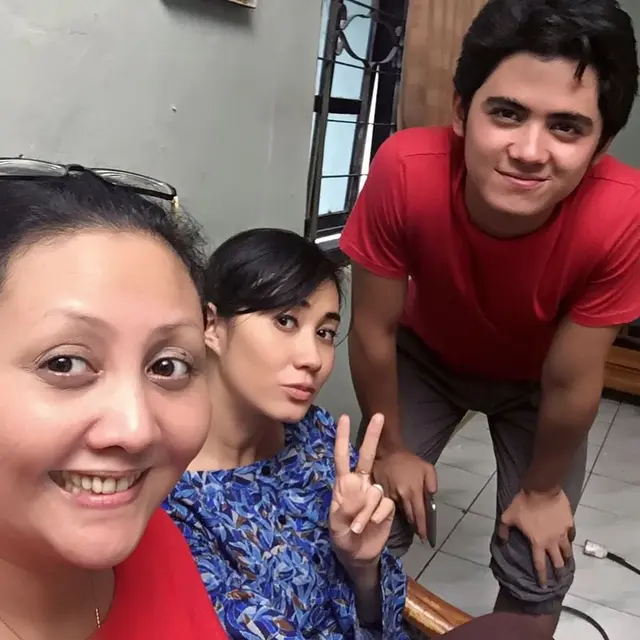 Jarang Terekspos, Ini 6 Potret Kebersamaan Aliando dan Ibunda yang Seorang Artis