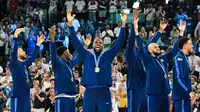 LeBron James dan sejumlah pebasket Amerika Serikat melakukan selebrasi setelah berhasil mendapatkan medali emas Olimpiade Paris 2024 setelah mengalahkan Prancis dengan skor 98-87 pada pertandingan final yang berlangsung di Bercy Arena, Paris, Prancis, Minggu (11/08/2024) dini hari WIB. (AFP/Damien Meyer)