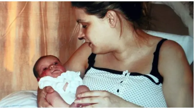 Hayley sedang menggendong si kecil Alfie (c) metro.co.uk