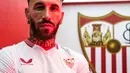 Sergio Ramos berpose mengenakan jersey Sevilla pada Selasa (05/09/2023) WIB. Ramos memilih tetap melanjutkan kariernya di Eropa meski juga sempat mendapatkan tawaran dari Arab Saudi. (Twitter/@SevillaFC)