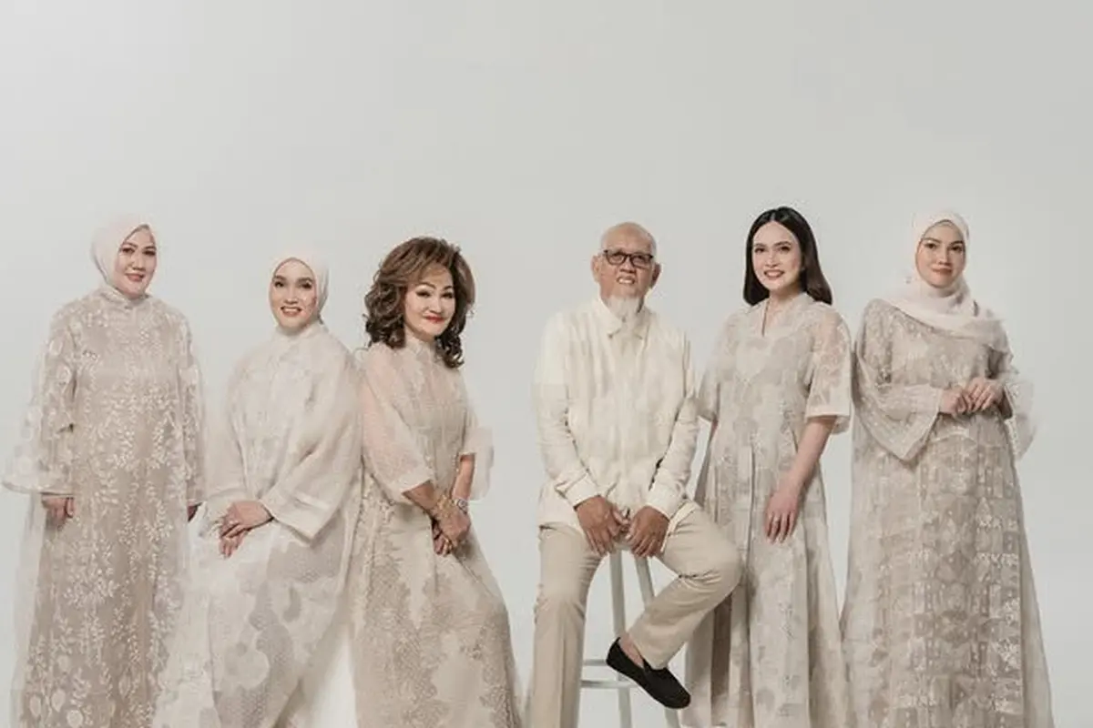 Potret Shandy Aulia Foto Keluarga Penuh Toleransi Kompak dengan Ketiga Kakak Muslim