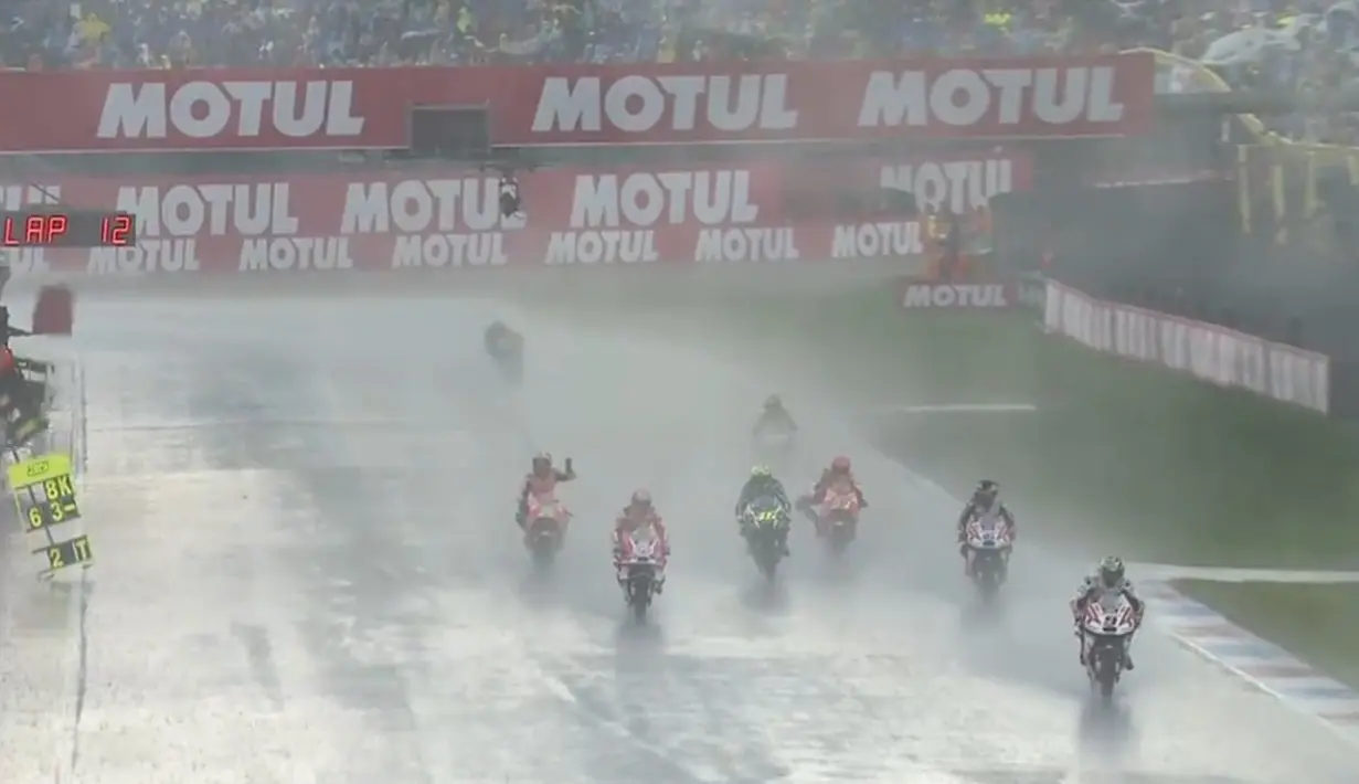 Balapan MotoGP Assen terpaksa dihentikan sementara pada lap ke-15 karena hujan deras yang mengguyur Sirkuit Assen, Belanda. (Bola.com/Twitter/Crash)