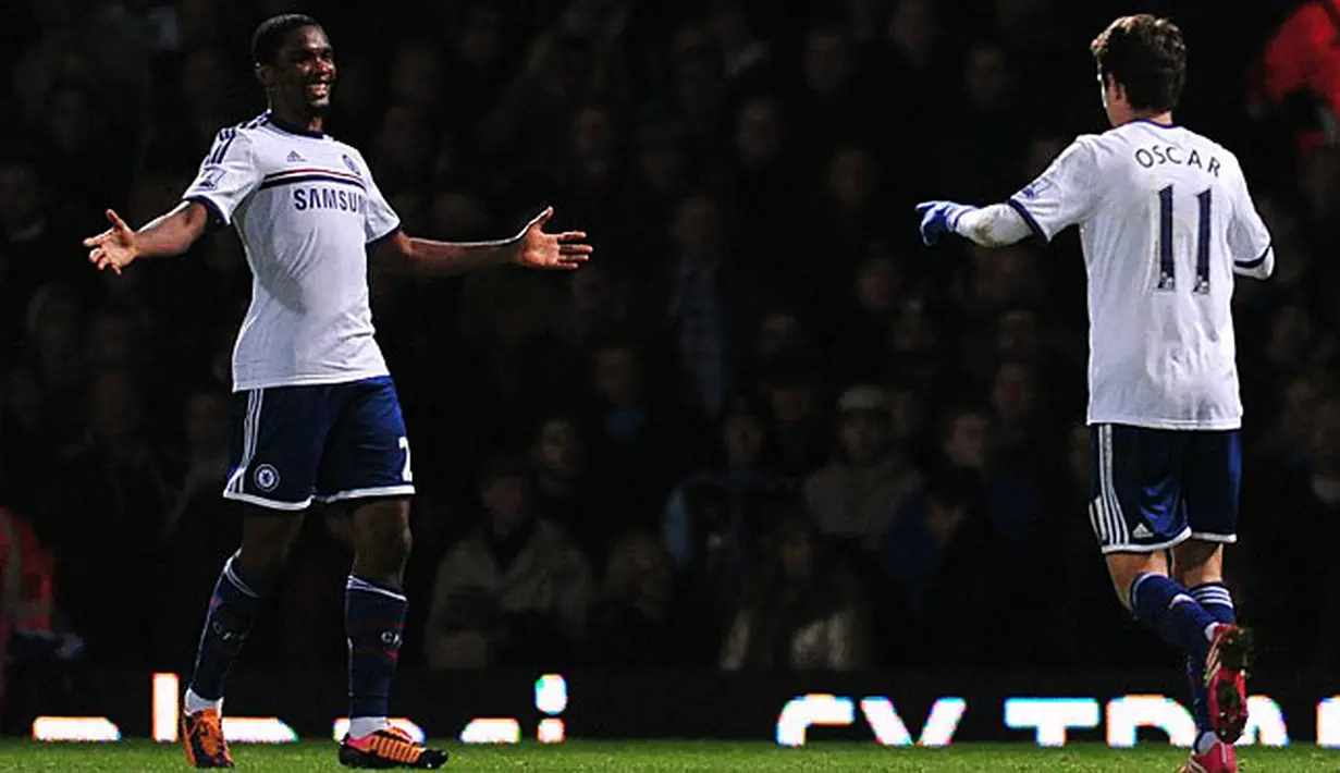 Pemain Chelsea Oscar (kanan) berselebrasi berama Samuel Eto'o (kiri) setelah mencetak gol kedua saat laga pertandingan sepak bola Liga Inggris antara West Ham United melawan Chelsea di Upton Park, London, pada (23/11/13) waktu setempat. (Foto: AFP/Carl Co