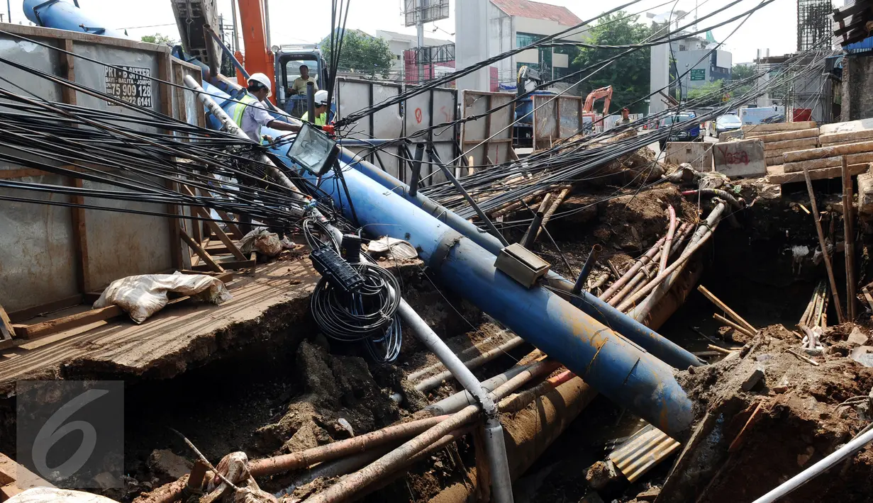 Lubang besar menganga akibat sebuah papan reklame yang roboh di Jalan Wolter Monginsidi, Jakarta, Jumat (1/1/2016). Tidak ada korban dalam peristiwa ini. (Liputan6.com/Helmi Fithriansyah)