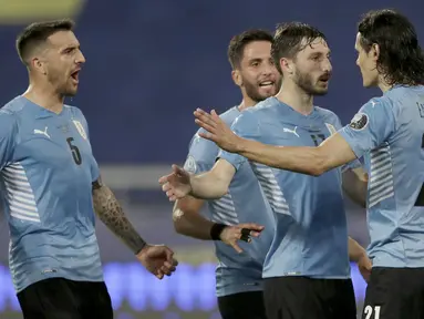 Uruguay meraih hasil positif pada laga Copa America 2021 dengan menekuk Paraguay. La Celeste menang tipis 1-0 atas Los Guaranies. (AP/Silvia Izquierdo)