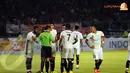 Sempat terjadi protes dari para pemain PDRM FA Malaysia terhadap kepemimpinan wasit (Liputan6.com/ Helmi Fithriansyah) 