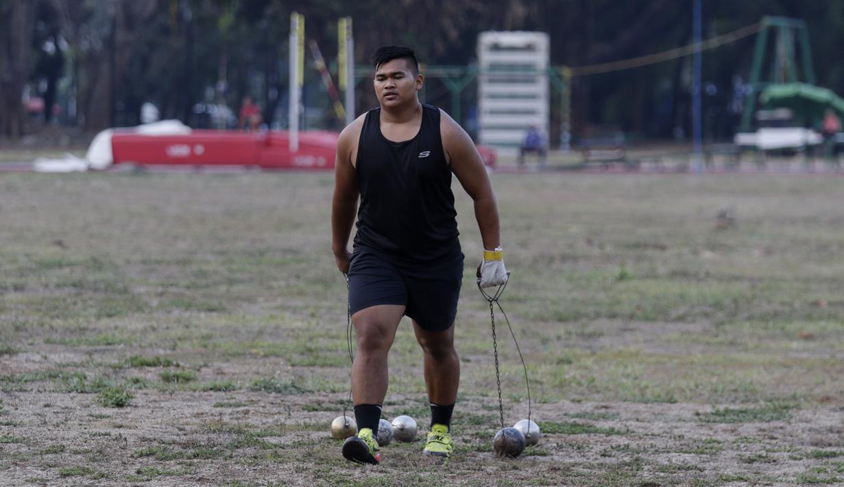 Atlet lontar martil, Rafika Putra, melakukan latihan jelang SEA Games 2019 di Stadion Madya, Jakarta, Rabu (9/9). Pria berusia 20 tahun ini menargetkan medali emas pada debutnya di SEA Games. (Bola.com/M Iqbal Ichsan)