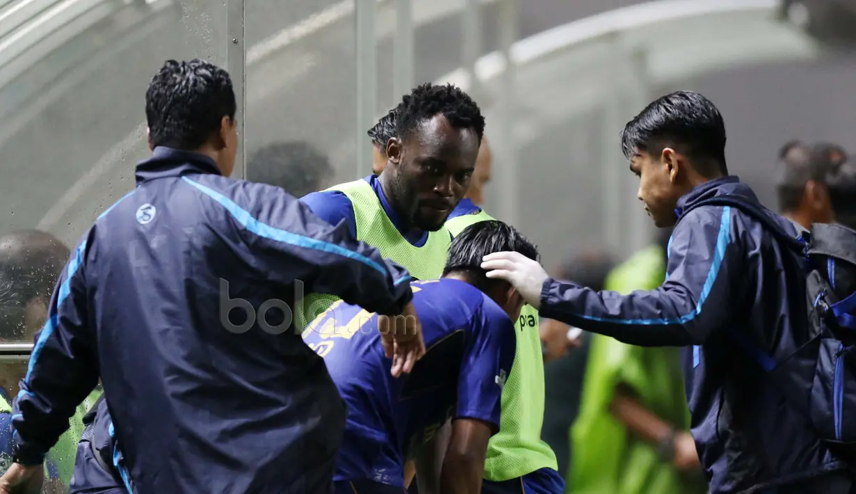 Michael Essien memberikan semangat kepada Ahmad Subagja setelah ditarik keluar saat melawan PS TNI pada Liga 1 2017 di Stadion Pakansari, Bogoro, Sabtu (22/4/2017). Persib bermain imbang 2-2 dengan PS TNI. (Bola.com/Nicklas Hanoatubun)
