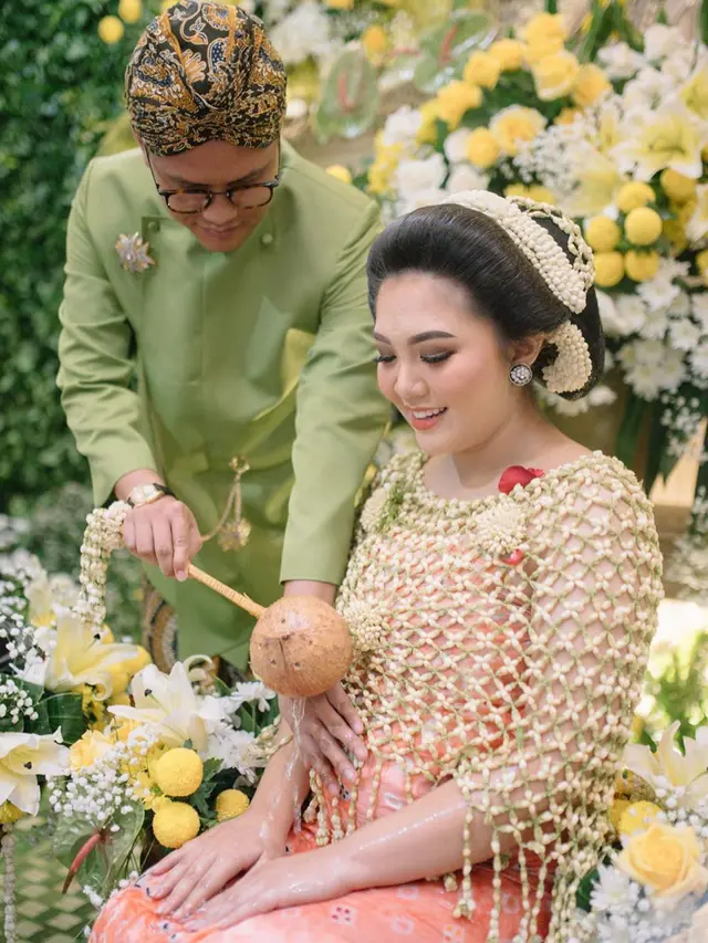 Momen prosesi upacara mitoni dari anak pertama Tiara Pangestika dan Arief Muhammad