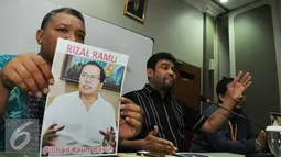Sekjen KSPI, M Rusdi menunjukan foto Rizal Ramli saat pernyataan dukungan di Jakarta, Selasa (2/8). KSPI akan berupaya agar Komisi Pemilihan Umum Daerah (KPUD) DKI Jakarta menetapkan Rizal menjadi  Gubernur DKI Jakarta. (Liputan6.com/Helmi Afandi)
