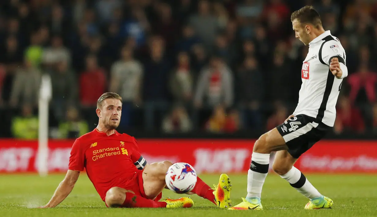Sepakan pemain Derby County, Andreas Weimann membentur kaki Jordan Henderson (kiri) pada putaran ketiga Piala Liga Inggris di Stadion Pride Park, Rabu (21/9/2016) dini hari WIB. (Action Images via Reuters/Andrew Boyers)