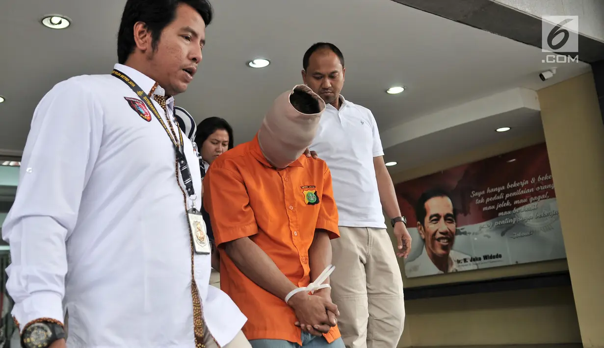 Polisi menggiring tersangka praktik prostitusi saat rilis di Mapolda Metro Jaya, Jakarta, Rabu (8/8). Polisi meringkus tiga tersangka muncikari yakni SBR, TM, dan RMV. (Merdeka.com/Iqbal Nugroho)