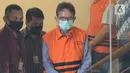 Mantan Direktur Utama PT Dirgantara Indonesia (PTDI) Budi Santoso berjalan keluar usai ditetapkan sebagai tersangka di Gedung KPK, Jakarta, Jumat (12/6/2020). KPK menahan Budi Santoso dalam kasus dugaan korupsi kegiatan penjualan dan pemasaran pesawat PTDI tahun 2007-2017. (merdeka.com/Imam Buhori)