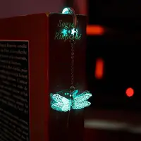 Memiliki pembatas buku yang menyala dalam gelap membuatmu seperti hidup di dunia peri. (Via: boredpanda.com)