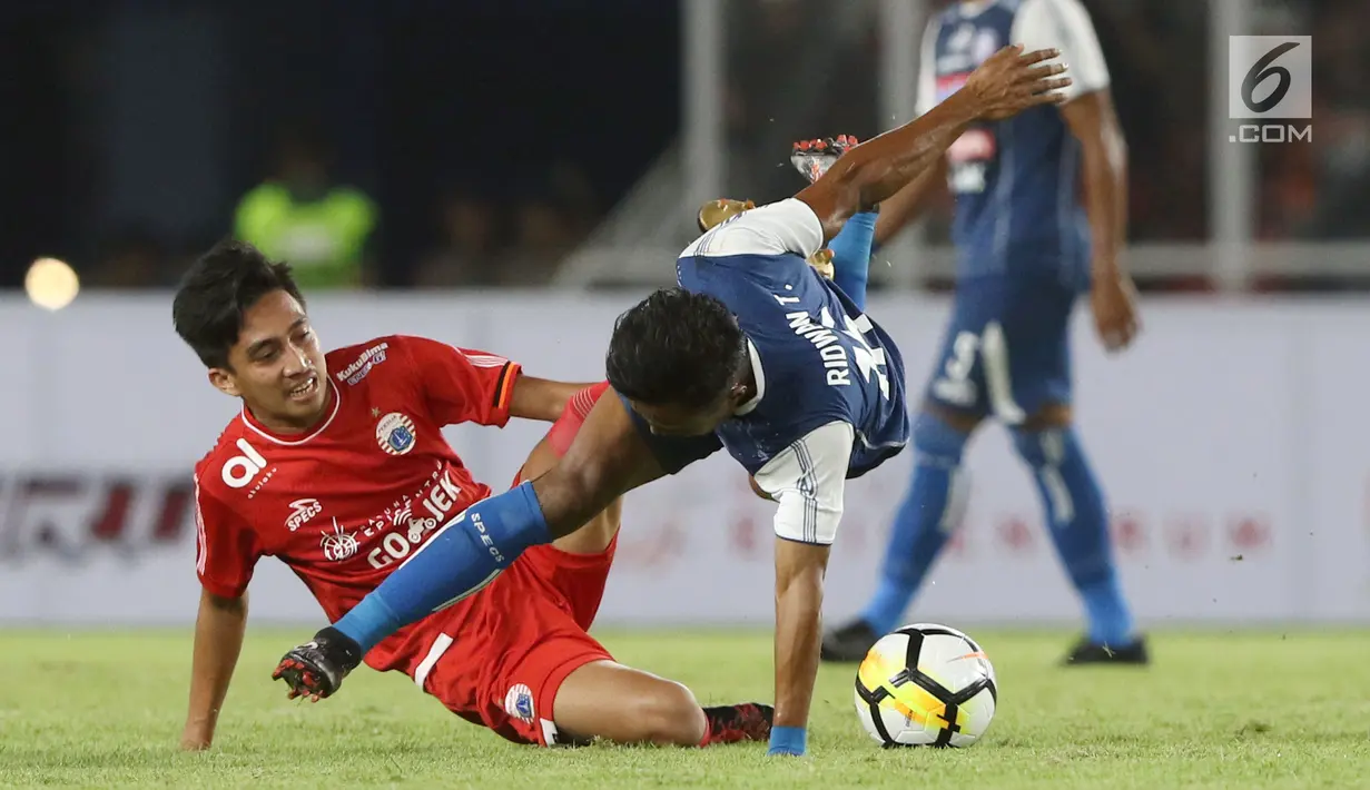 Gelandang Persija, Fitra Ridwan (kiri) berebut bola dengan pemain Arema FC, Ridwan Tawainela saat laga lanjutan Go-Jek Liga 1 Indonesia 2018 bersama Bukalapak di Stadion GBK Jakarta, Sabtu (31/3). Persija unggul 3-1. (Liputan6.com/Helmi Fithriansyah)