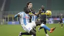 Bek Napoli, Kalidou Koulibaly (kiri), berebut bola dengan bek Inter Milan, Matteo Darmian, dalam laga lanjutan Liga Italia 2020/21 Serie A pekan ke-12 di San Siro Stadium, Rabu (16/12/2020). Napoli kalah 0-1 dari Inter. (AP/Luca Bruno)