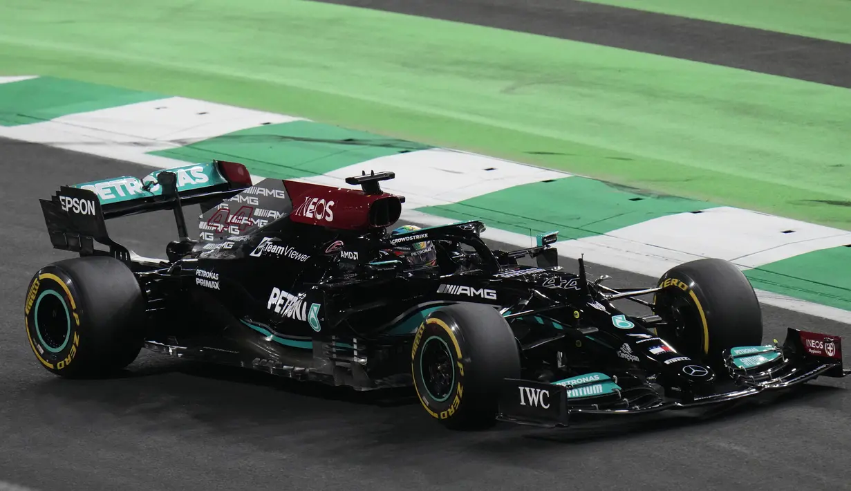 Pembalap Mercedes Lewis Hamilton  beraksi pada F1 GP Arab Saudi di Jeddah, Minggu, 5 Desember 2021. Kemenangan Lewis Hamilton membuatnya kini menyamai poin Max Verstappen di klasemen F1, yakni 369,5 poin. (AP Photo/Hassan Ammar)