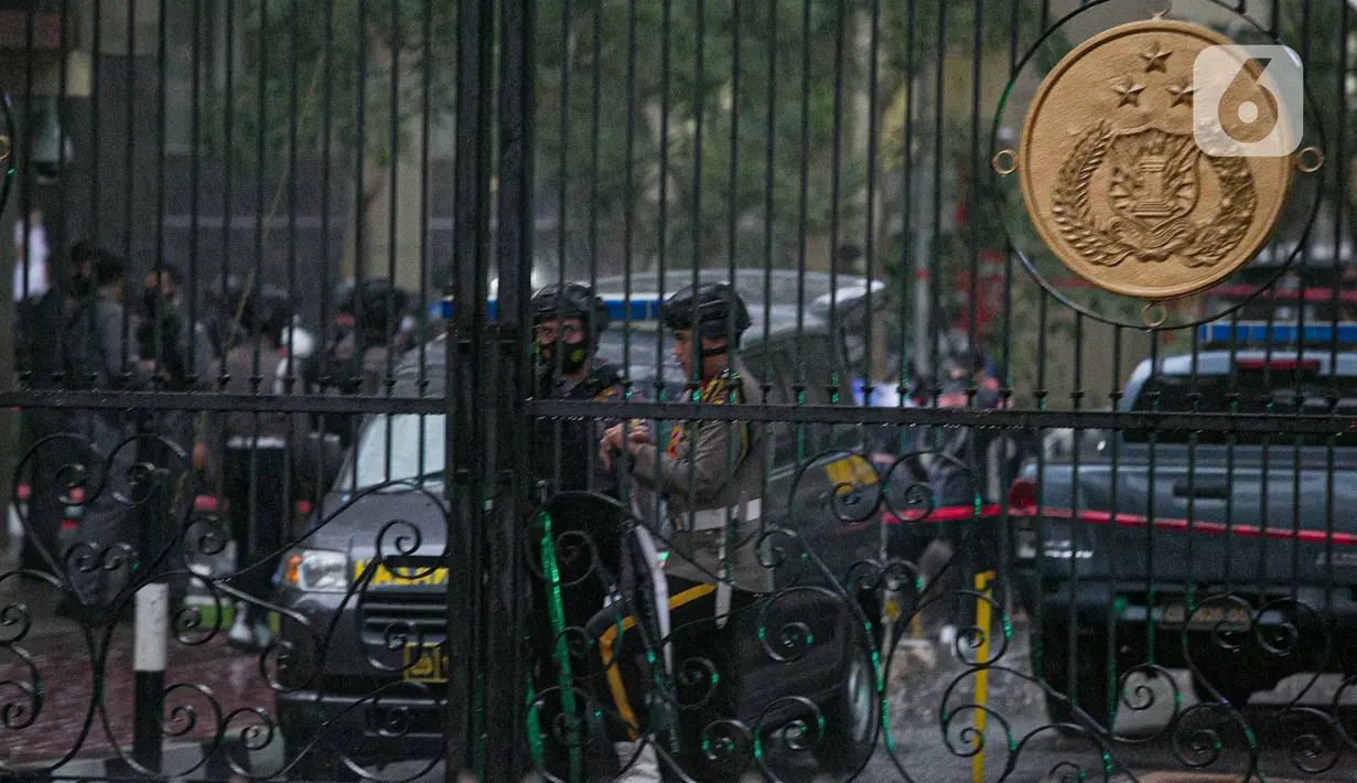 Suasana di sekitar kawasan Mabes Polri Jakarta, Rabu (31/3/2021). Seorang terduga teroris diduga berupaya melakukan penyerangan ke area Mabes Polri hingga aksi baku tembak dengan polisi pun sempat terjadi. (Liputan6.com/Faizal Fanani)