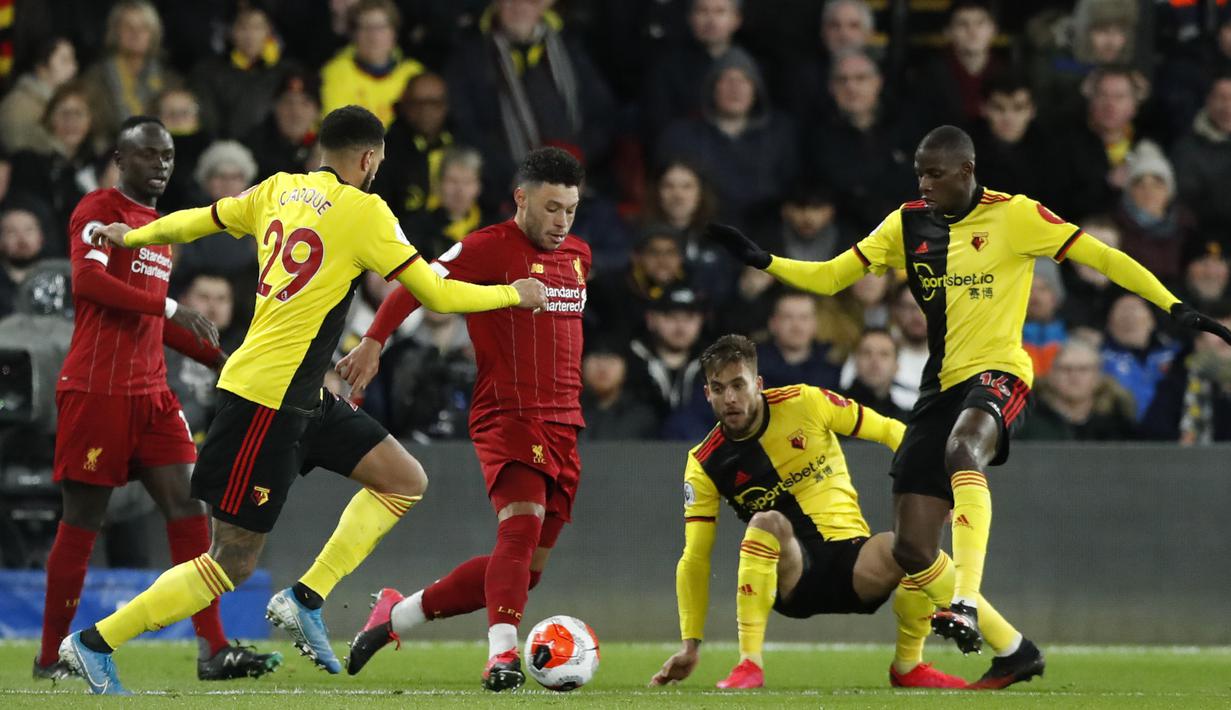 Gelandang Liverpool, Alex Oxlade-Chamberlain, berusaha melewati pemain Watford pada laga Premier League di Stadion Vicarage Road, Sabtu (29/2/2020). Watford menang 3-0 atas Liverpool. (AP/Alastair Grant)