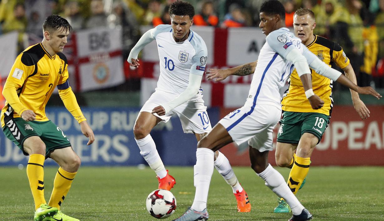 Gelandang Inggris, Marcus Rashford, mengontrol bola saat pertandingan melawan Lithuania pada laga kualifikasi Piala Dunia di Stadion Vilnius, Minggu (8/10/2017). Inggris menang 1-0 atas Lithuania. (AP/Mindaugas Kulbis)