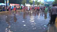Hujan menyambut datangnya perayaan Closing Ceremony Asian Games 2018.(Tommy/Liputan6.com)