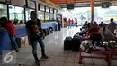 Loket penjualan tiket bus antar kota di terminal Kampung Rambutan masih terlihat sepi dan lenggang Jakarta, Selasa (30/6/2015). Jelang memasuki arus mudik Lebaran 2015 terminal Kampung Rambutan masih terlihat sepi dan lenggang. (Liputan6.com/Yoppy Renato)