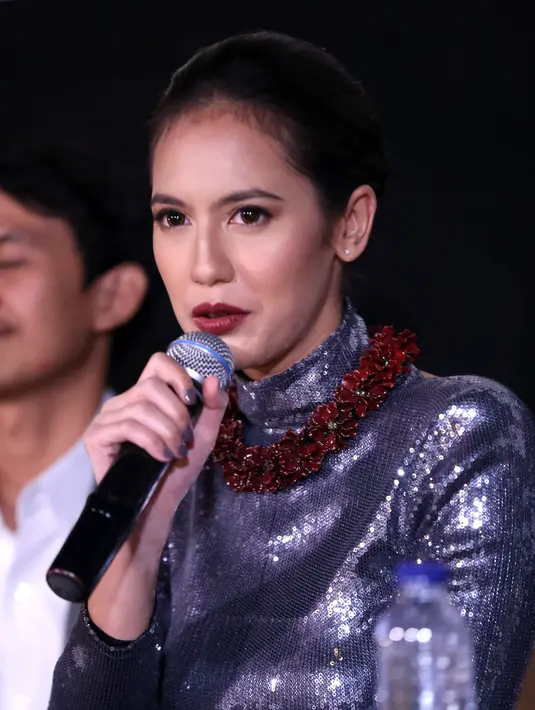 "Ini film komedi pertama. Sesuatu yang berbeda dan itu tantangan. Kita sebagai aktor harus keluar dari zona nyaman, jadi harus bisa," ujar Pevita Pearce, di Plaza Senayan, Jakarta Pusat, Sabtu (8/4/2017) malam. (Nurwahyunan/Bintang.com)