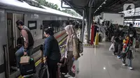 Calon penumpang saat memasuki peron di Stasiun Pasar Senen, Jakarta, Kamis (22/12/2022). PT KAI mencatat per Kamis 22 Desember 2022 terdapat sekitar 13 ribu penumpang berangkat dari Stasiun Gambir dengan layanan operasional 34 perjalanan KA. Untuk Stasiun Pasar Senen terdapat sekitar 16 ribu penumpang berangkat dengan layanan operasional 32 perjalanan KA. (merdeka.com/Iqbal S. Nugroho)